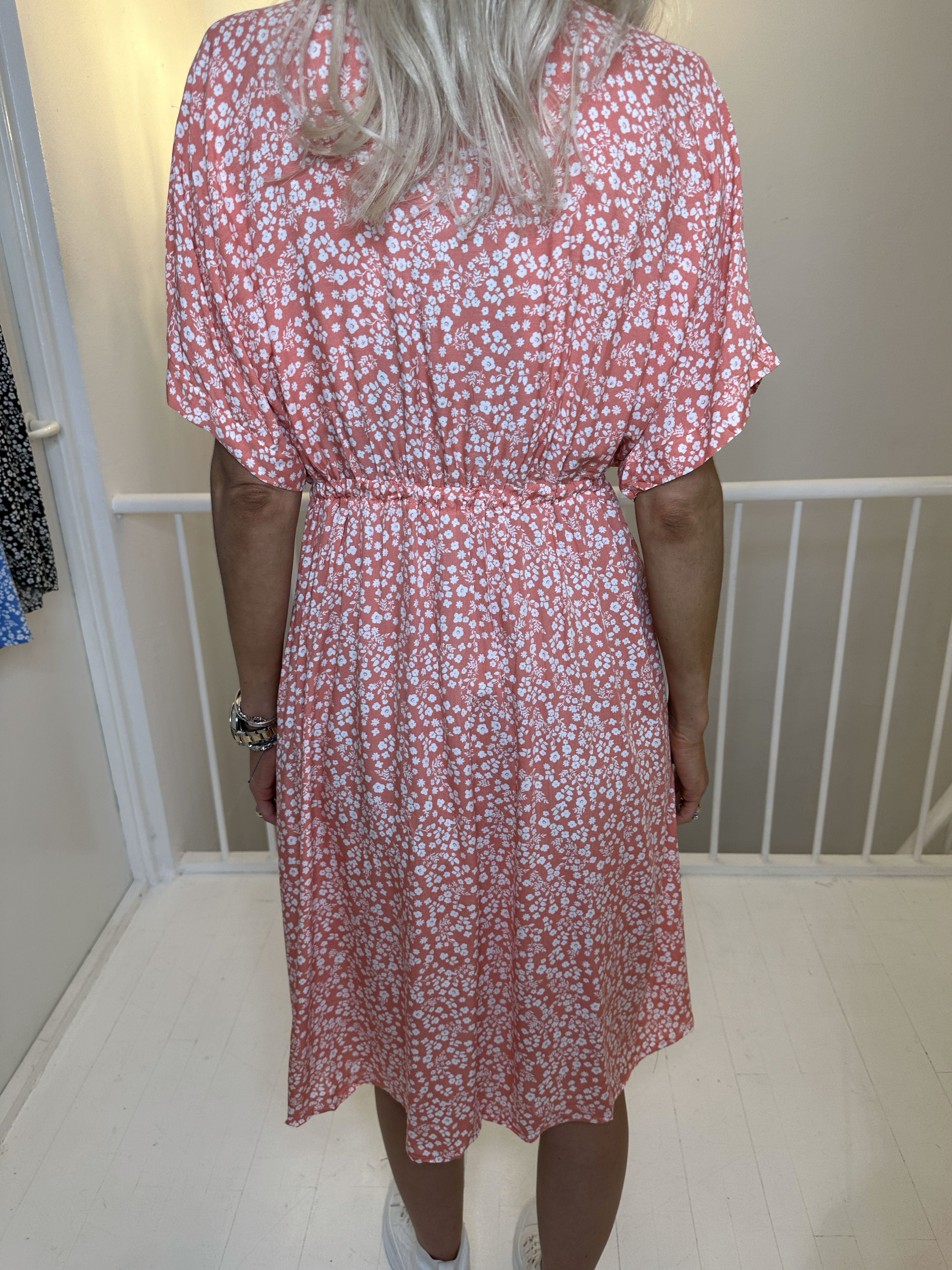 Alicia - Sød viskose kjole i småt blomsterprint